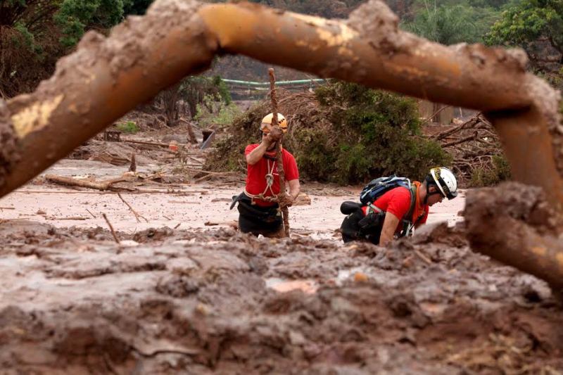 09-11-2015 . Localidade de Bento Rodrigues , afetado pela barragem da Samarco , onde os Bomebiros fazem vistoria a procura de corpos desaparecidos. Foto Marcelo Sant Anna