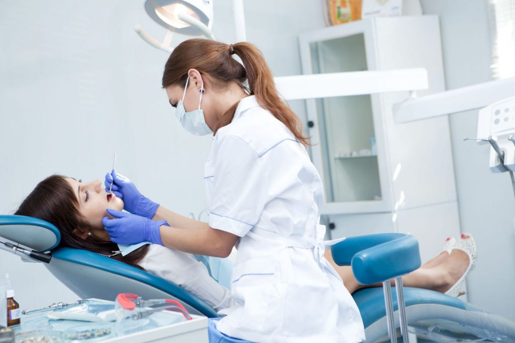 Uma das formas de evitar halitose é visitar o dentista periodicamente.