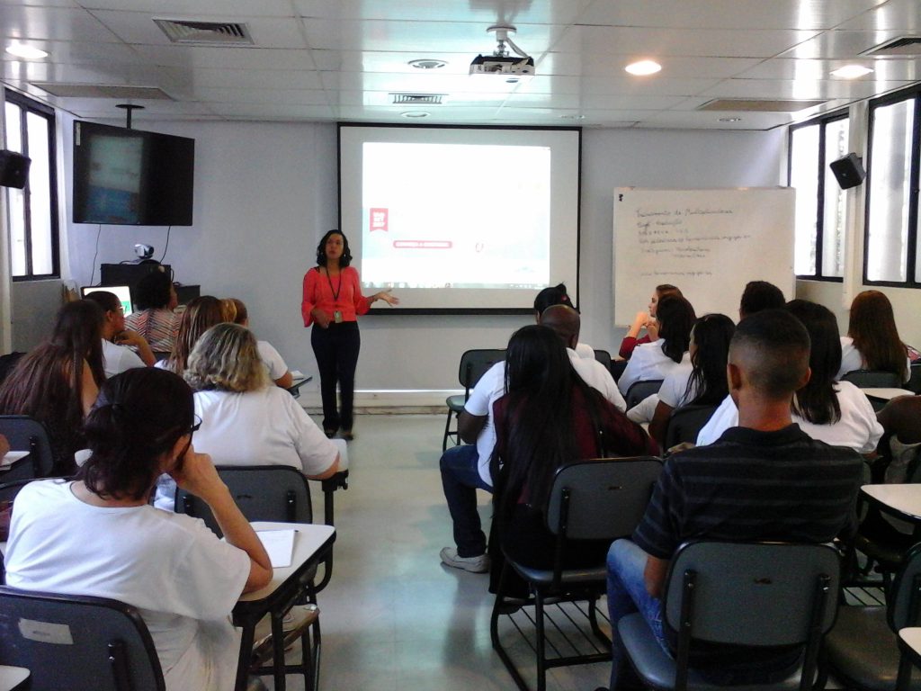 A captadora do HBH, Carolina Ferreira, e a estagiária de pedagogia, Marina Reis são responsáveis pelas atividades de extensão no Hemocentro de Belo Horizonte (HBH). Foto: Acervo Hemominas
