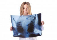 Criança analisando radiogragia